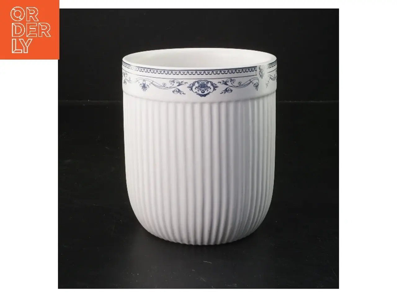 Billede 1 - Hvid vase med blå mønsterdetaljer (str. Ø 12 cm længde 13,5 cm)
