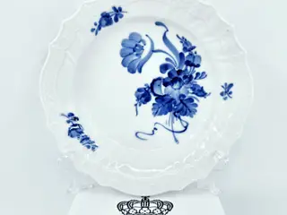 Blå Blomst Svejfet Stor Kagetallerken nr. 10-1625. sortering 1