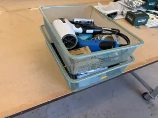 2 stk. Metalbakker L41,5, B30, H10 med maskiner, værktøj mm.