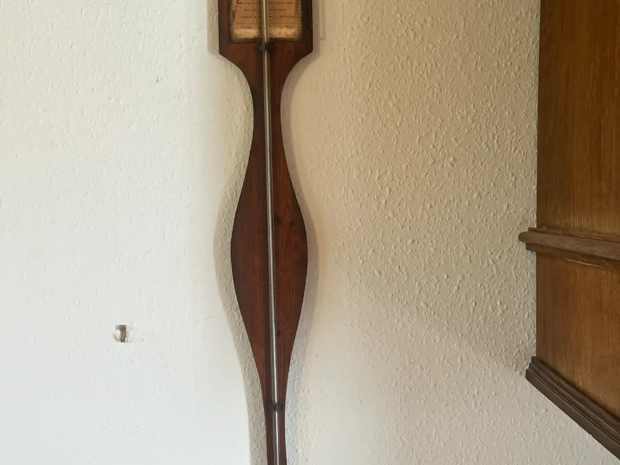 Billede 2 - Gammelt Tobakskab og barometer