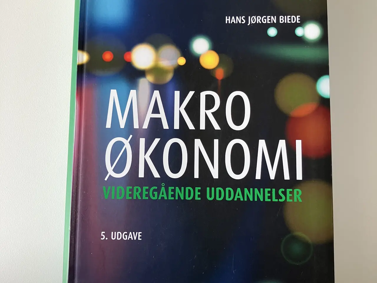Billede 1 - Makroøkonomi - videregående uddannelser. Af Hans J