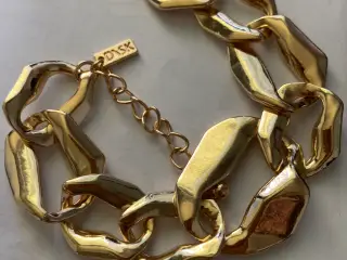 Gyldent armbånd med store brudte former i leddene