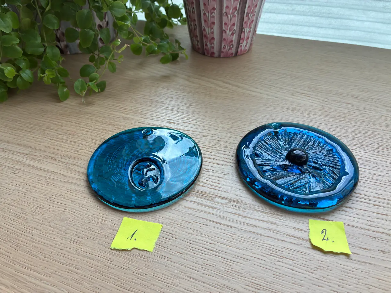 Billede 2 - Solfanger / suncatcher  -  2 stk. i blåt glas