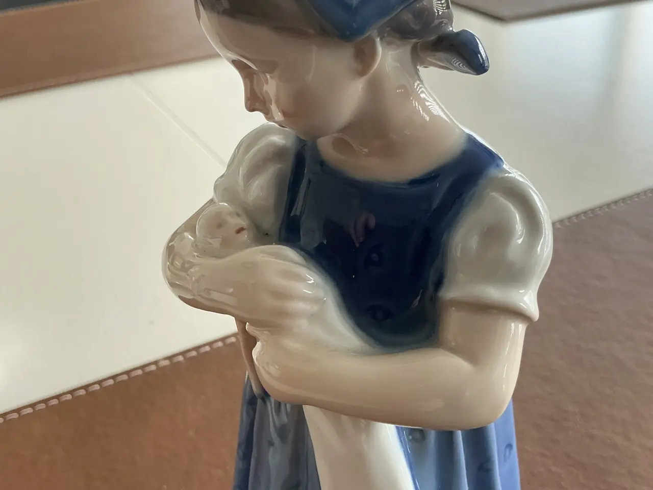 Billede 5 - Mary med dukke