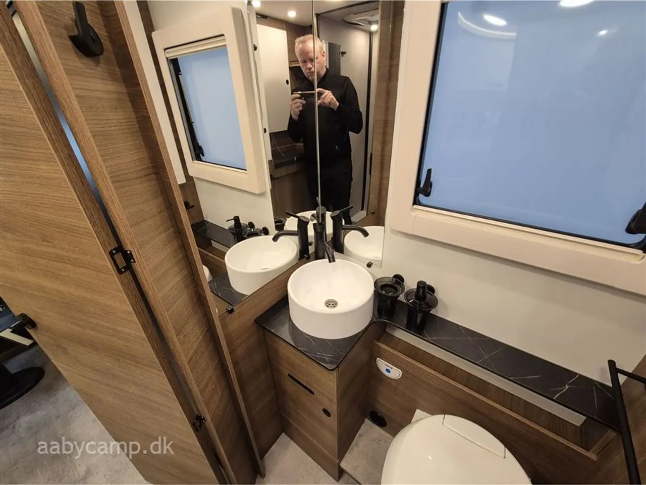 Billede 22 - 2027 - Benimar Yrteo 885 En lille veludstyret camper med et fantastisk rummeligt indre på kun 6,39 meter.