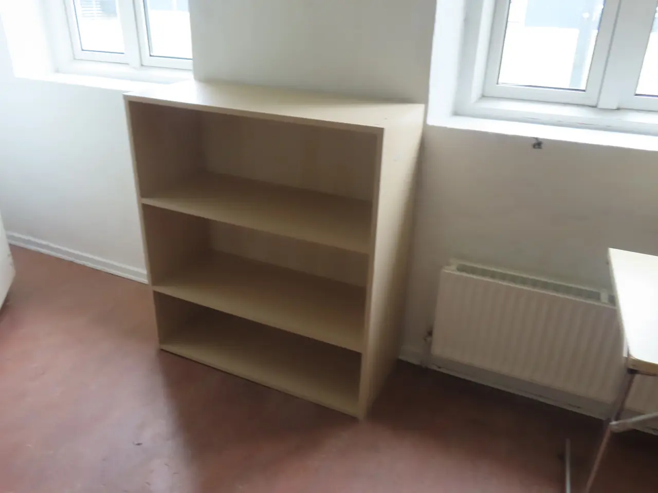 Billede 6 - Indhold på værelse af bord, køjeseng, skab mv.