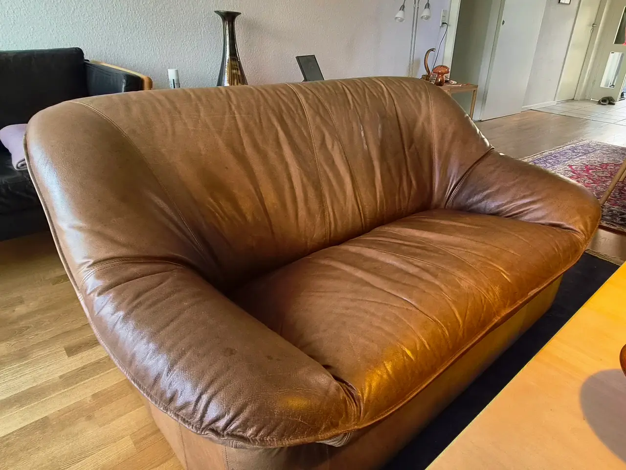 Billede 4 - 2 stk. topersoners sofa. Naturlæder. Bud modtages