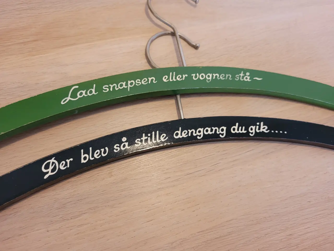 Billede 2 - Gamle bøjler med sjov påmalet tekst 2 stk.