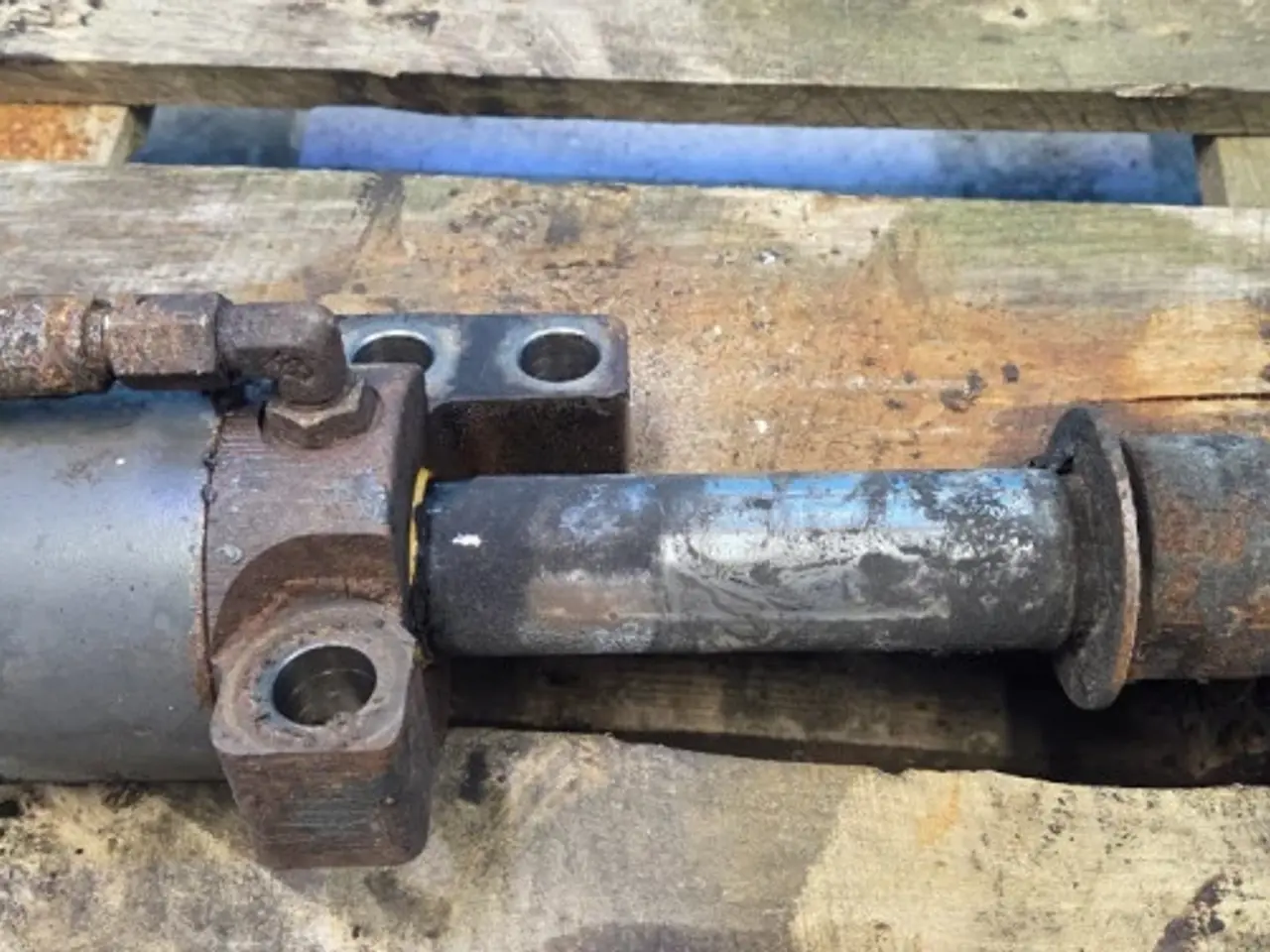 Billede 8 - New Holland LB115B Styrecylinder 85807979