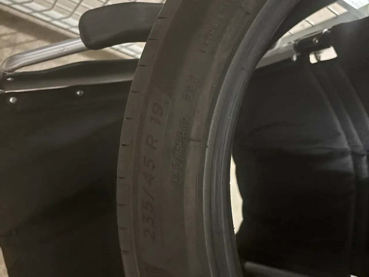 Billede 5 - Michelin sommerdæk 235/ 45 R19