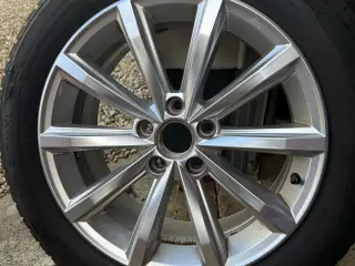 VW Dæk på fælge (215/55 R17 vinterdæk)
