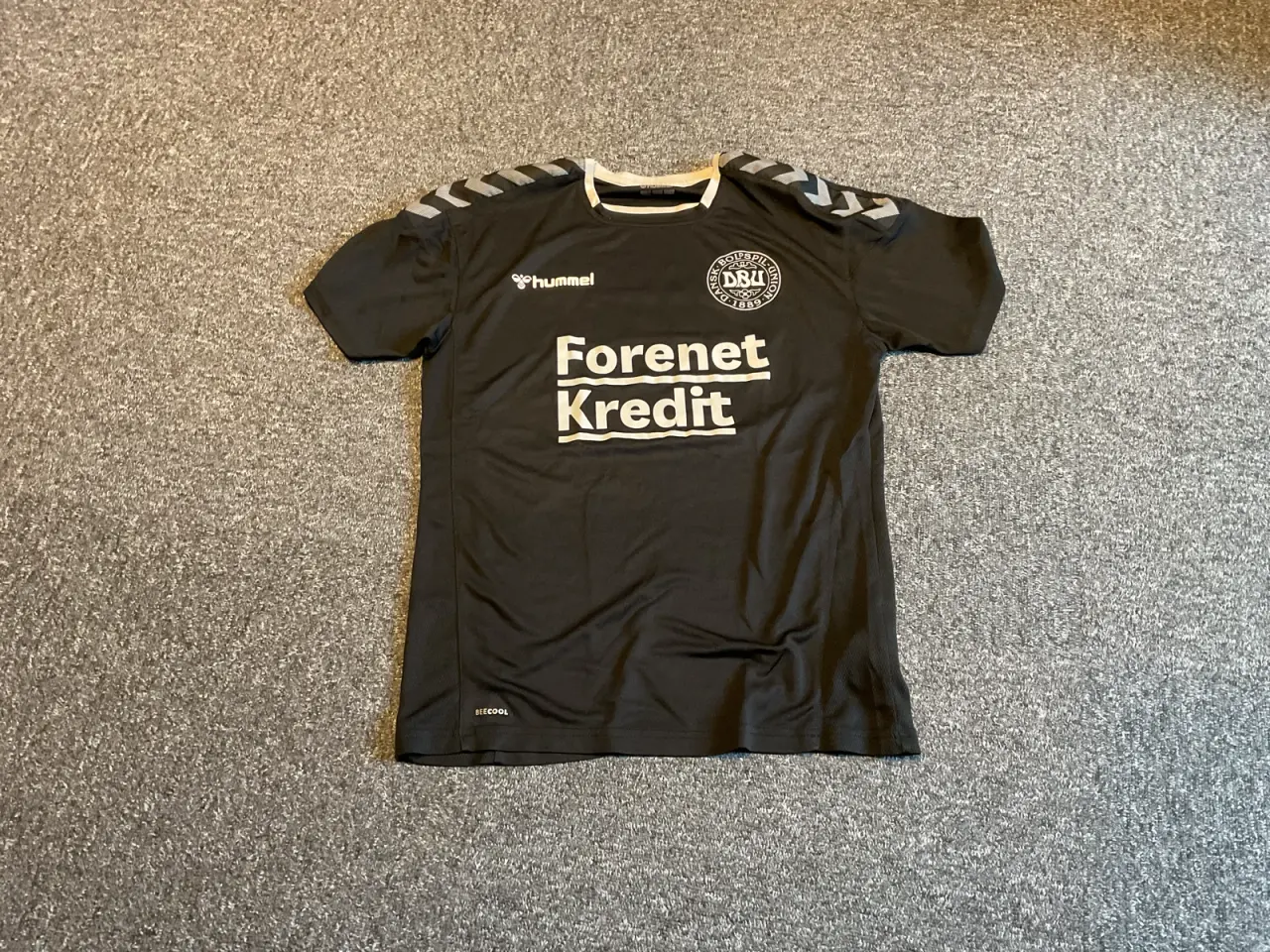Billede 1 - T-shirt fodbold. Hummel str S