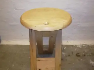 Taburet i lys bøg