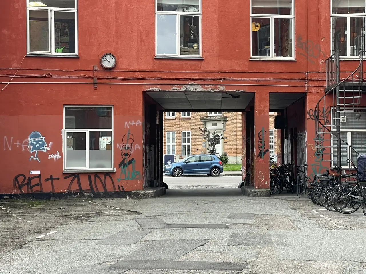 Billede 24 - Højloftet lagerlokale med vareelevator til gadeplan