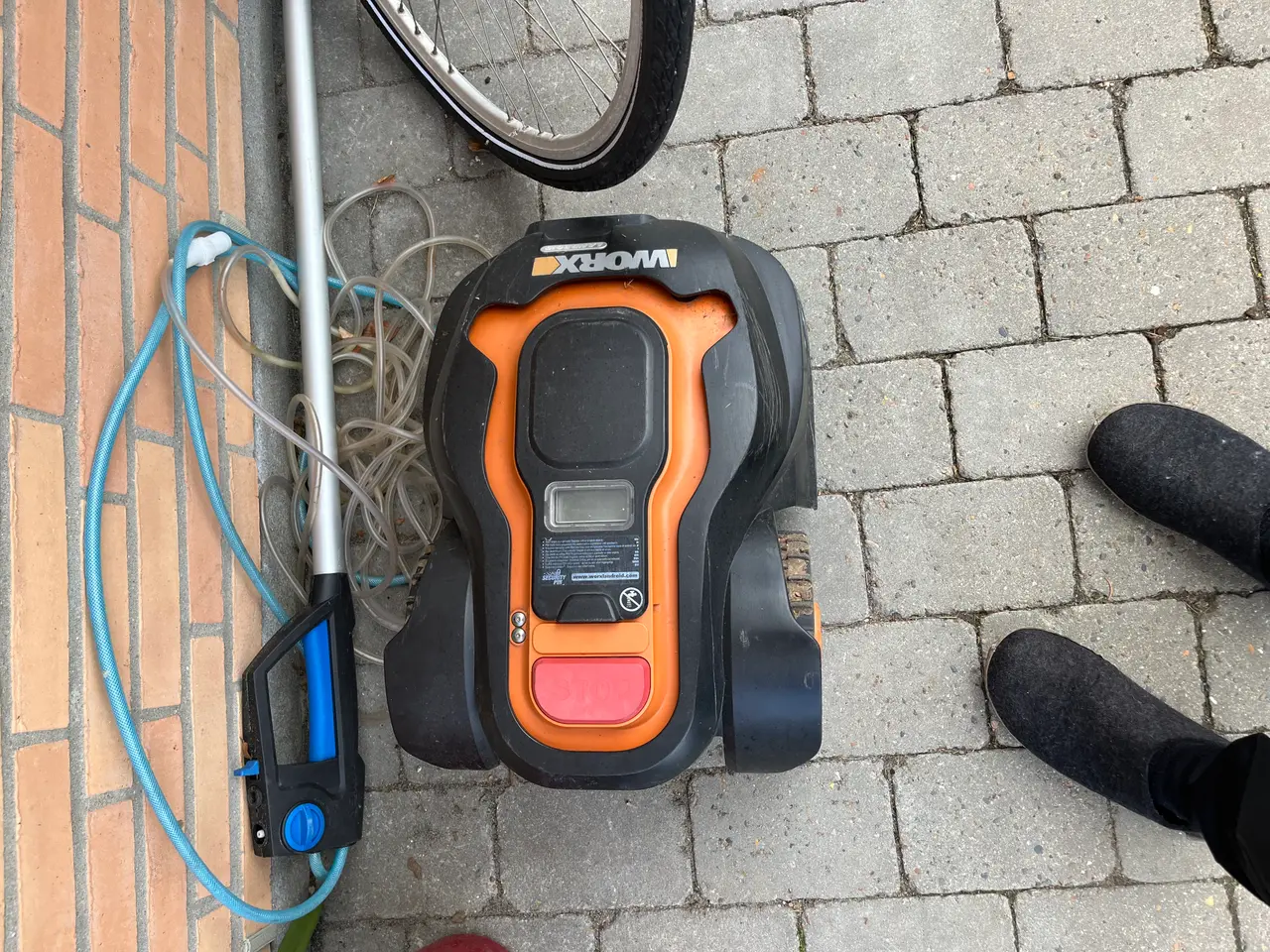 Billede 2 - Robotplæneklipper og håndfejemaskine
