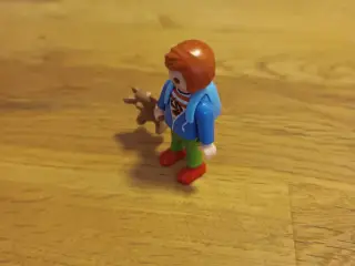 Playmobil dreng med rygsæk og bamse 