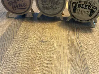 Øl, vin og kaffe holder i træ, med coasters.