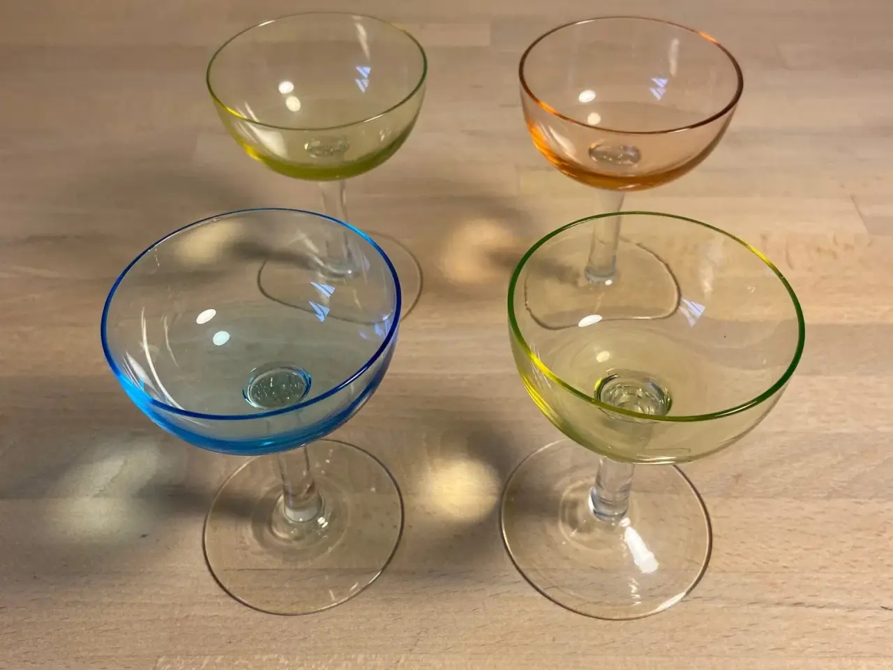 Billede 4 - 4 stk likørskåle i farvet glas