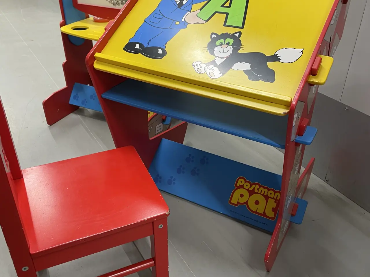Billede 7 - Bord, stol og tavle med Postmand Per