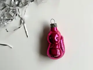 Vintage julekugle, egern m forklæde, pink