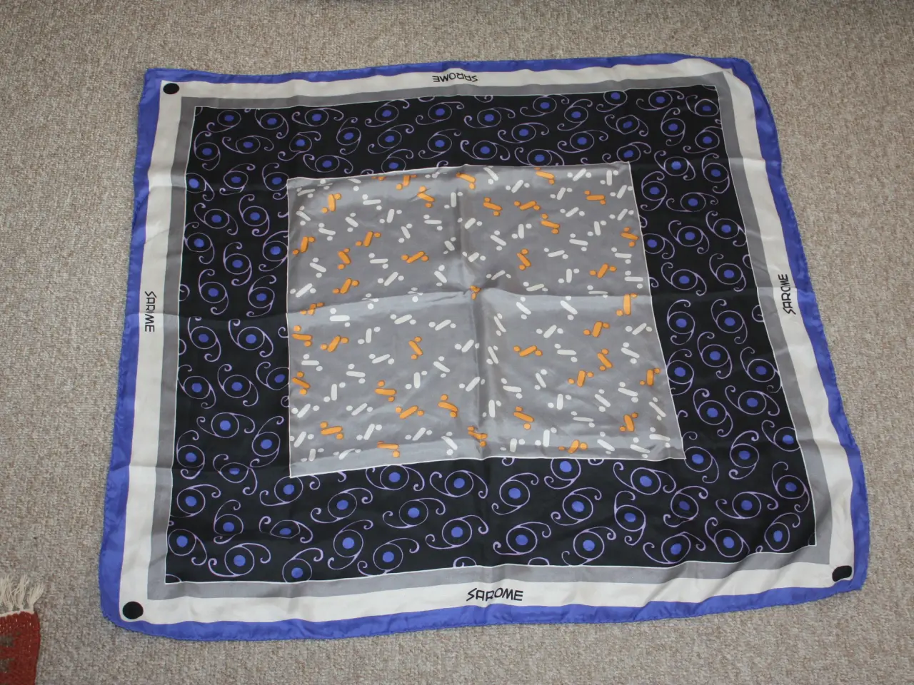 Billede 3 - Vintage SAROME silke tørklæde 85 cm x 85 cm