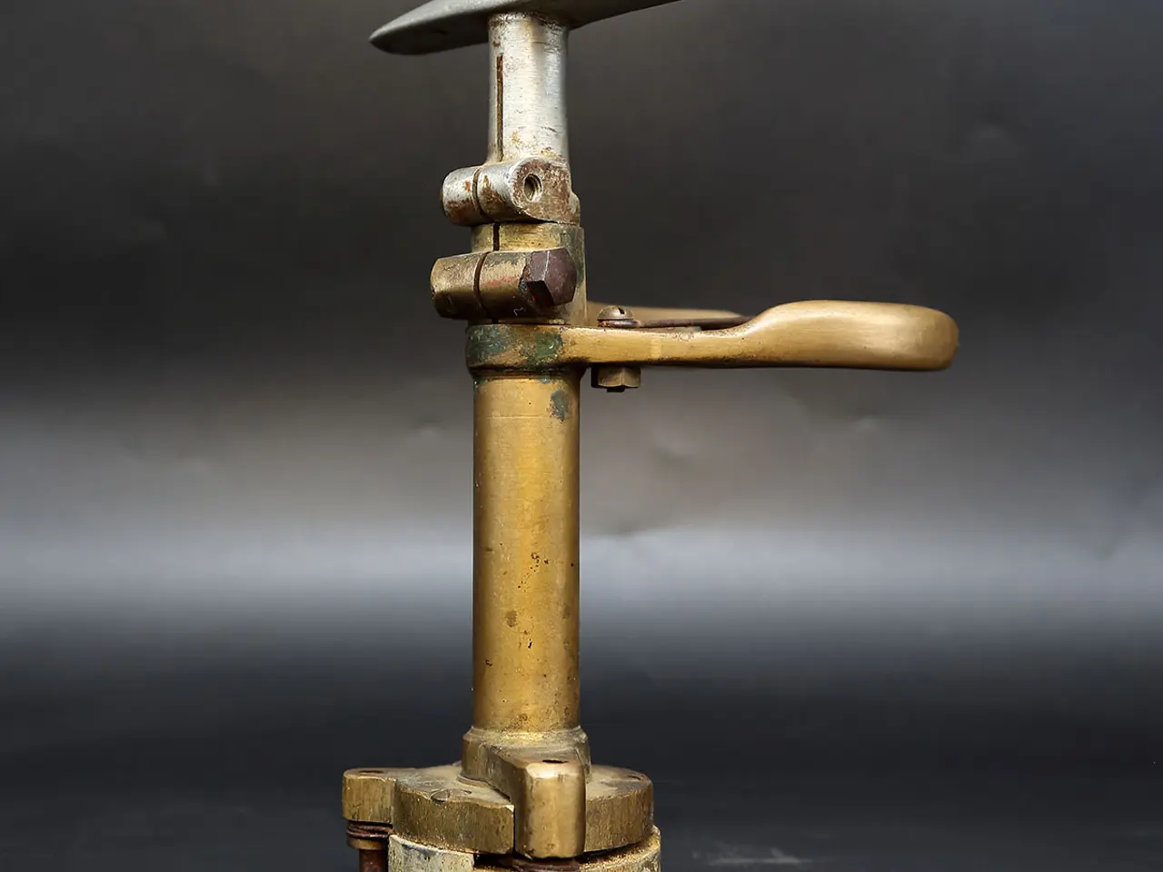 Billede 1 - Gammel flaskelukker i messing og stål med patina