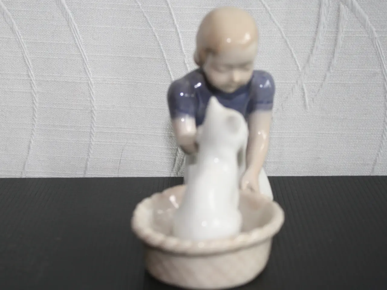 Billede 3 - Pige med kat, Figur fra Bing & Grøndahl