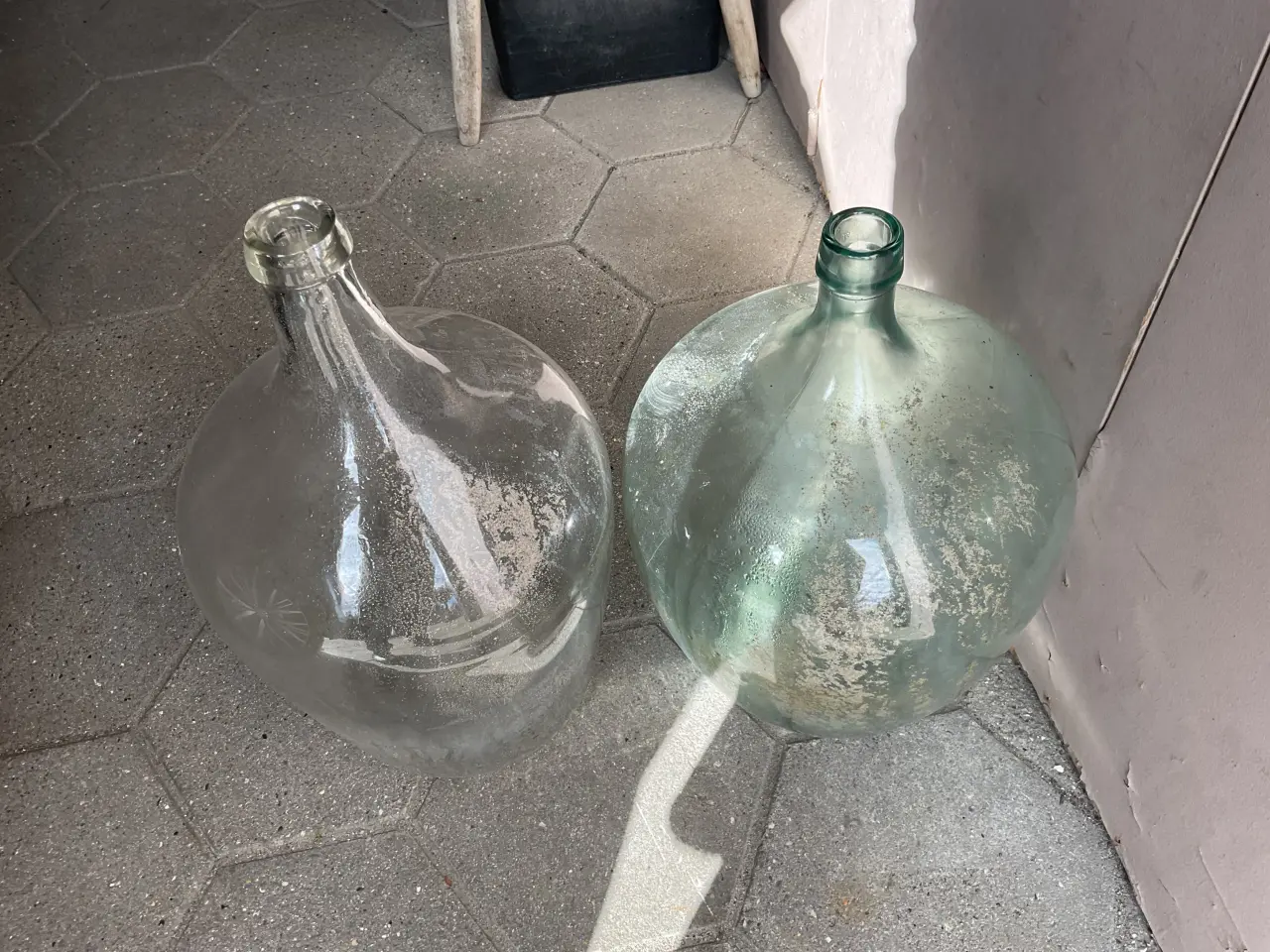 Billede 1 - 2 stk. vinballoner, gamle, glas, indhold ca. 20 l