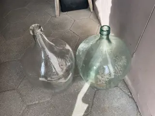2 stk. vinballoner, gamle, glas, indhold ca. 20 l