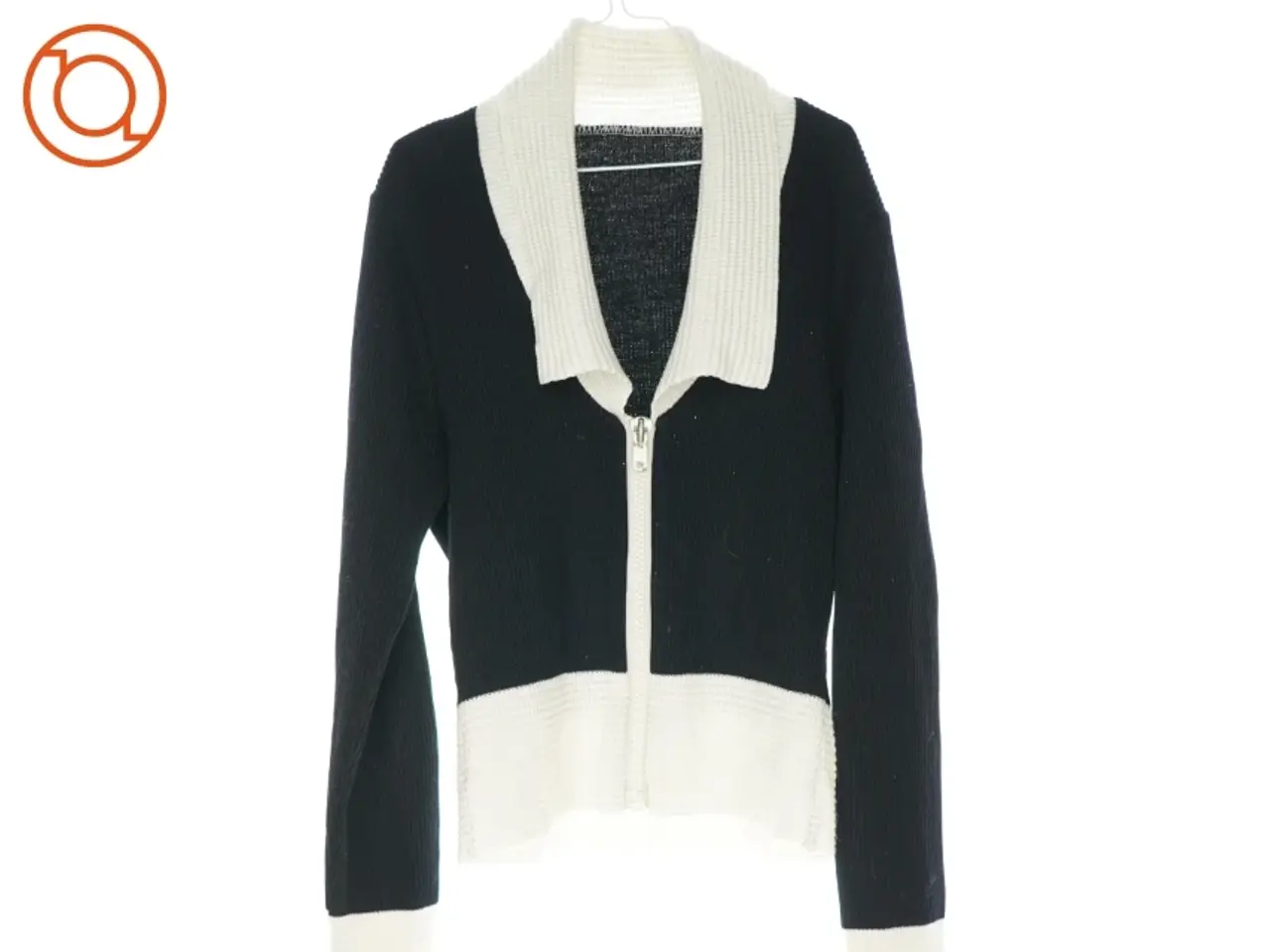 Billede 1 - Bluse / cardigan med flot snit(str. 158 cm)