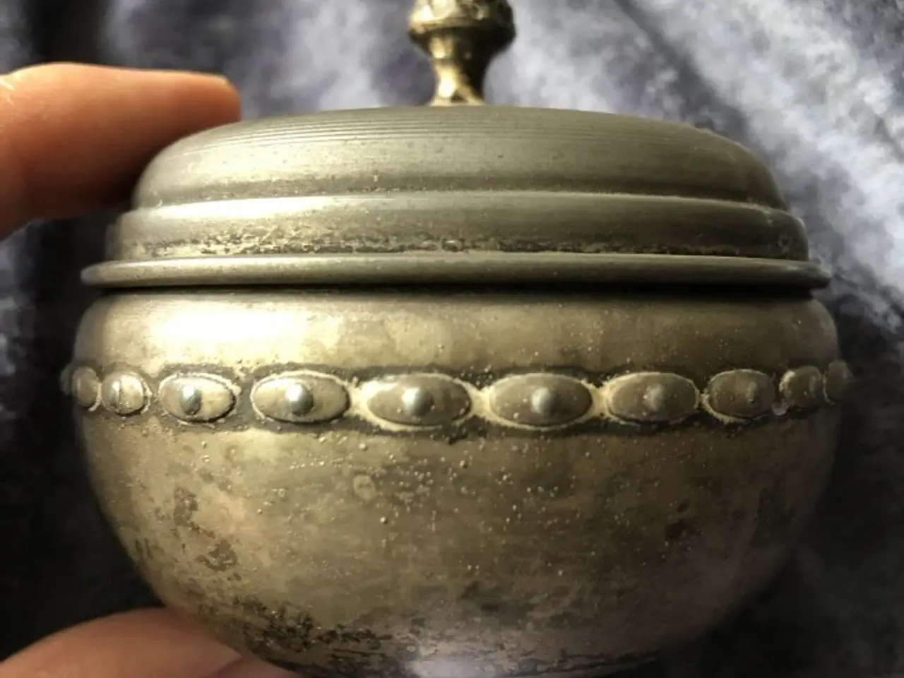 Billede 2 - Lille tin-dåse med fin ornamentik - 8 cm i diamete