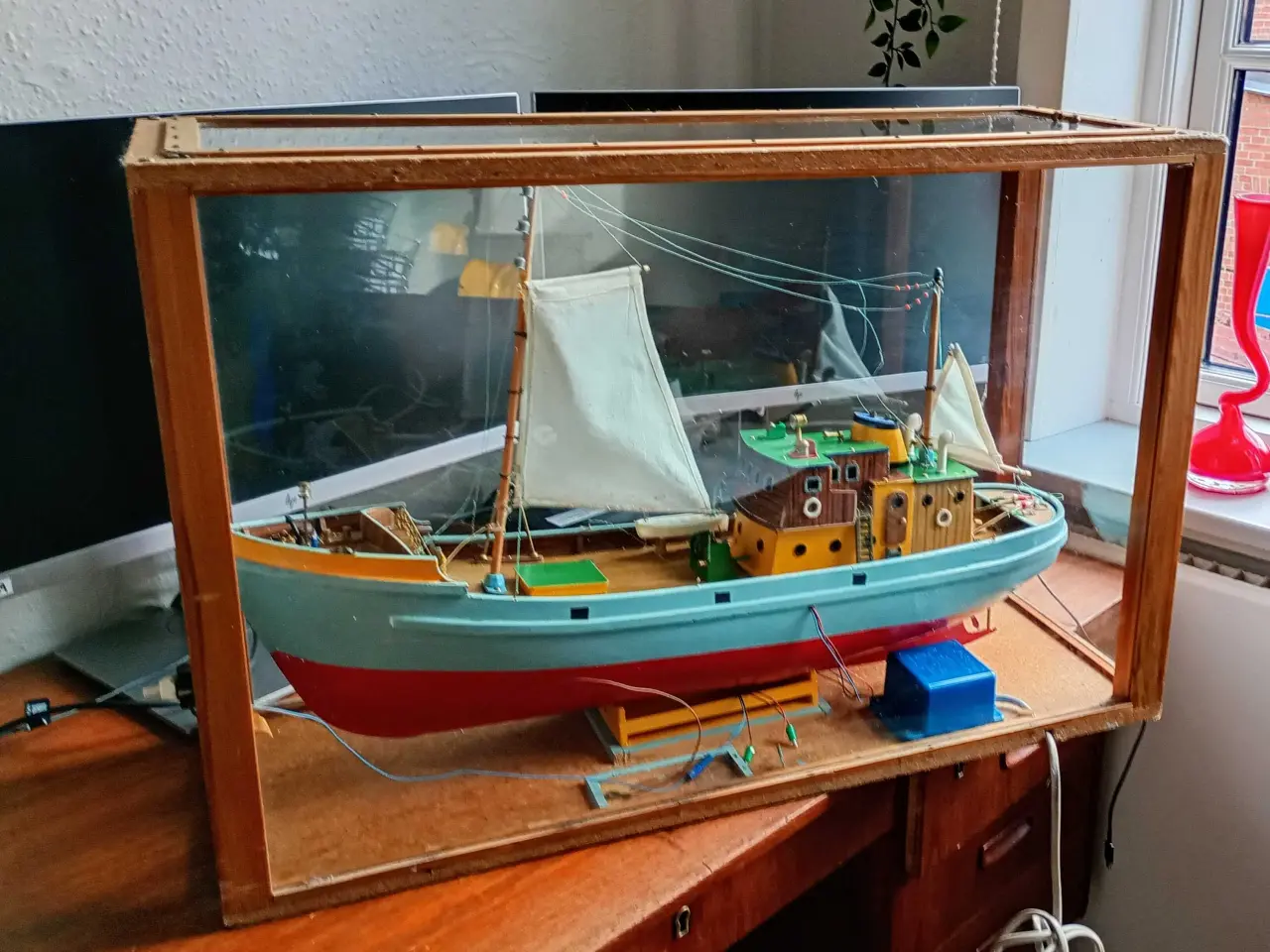 Billede 6 - Gammel model fiskekutter i montre 