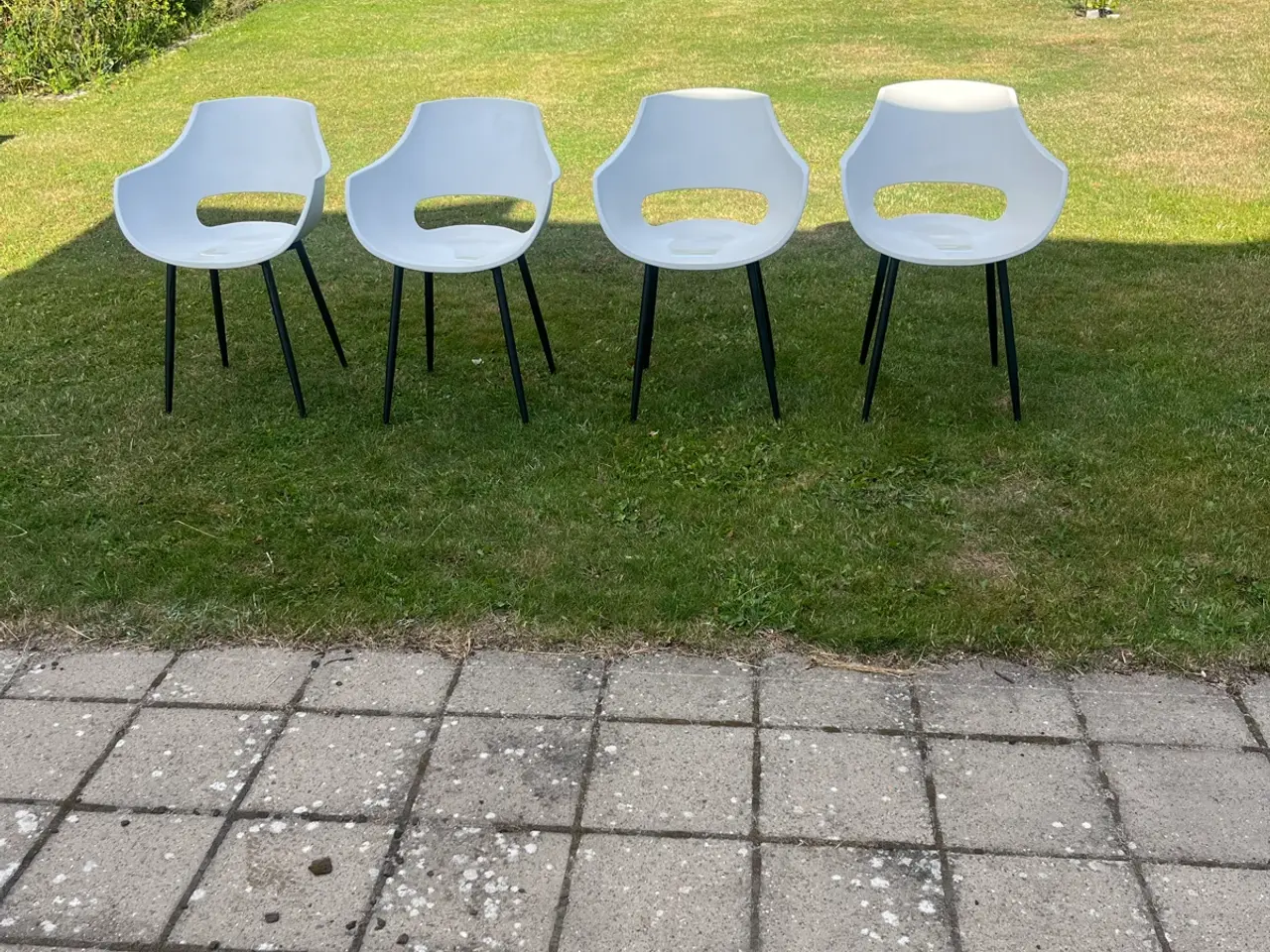 Billede 2 - Havestole x 4 i hvid plast med sorte ben .