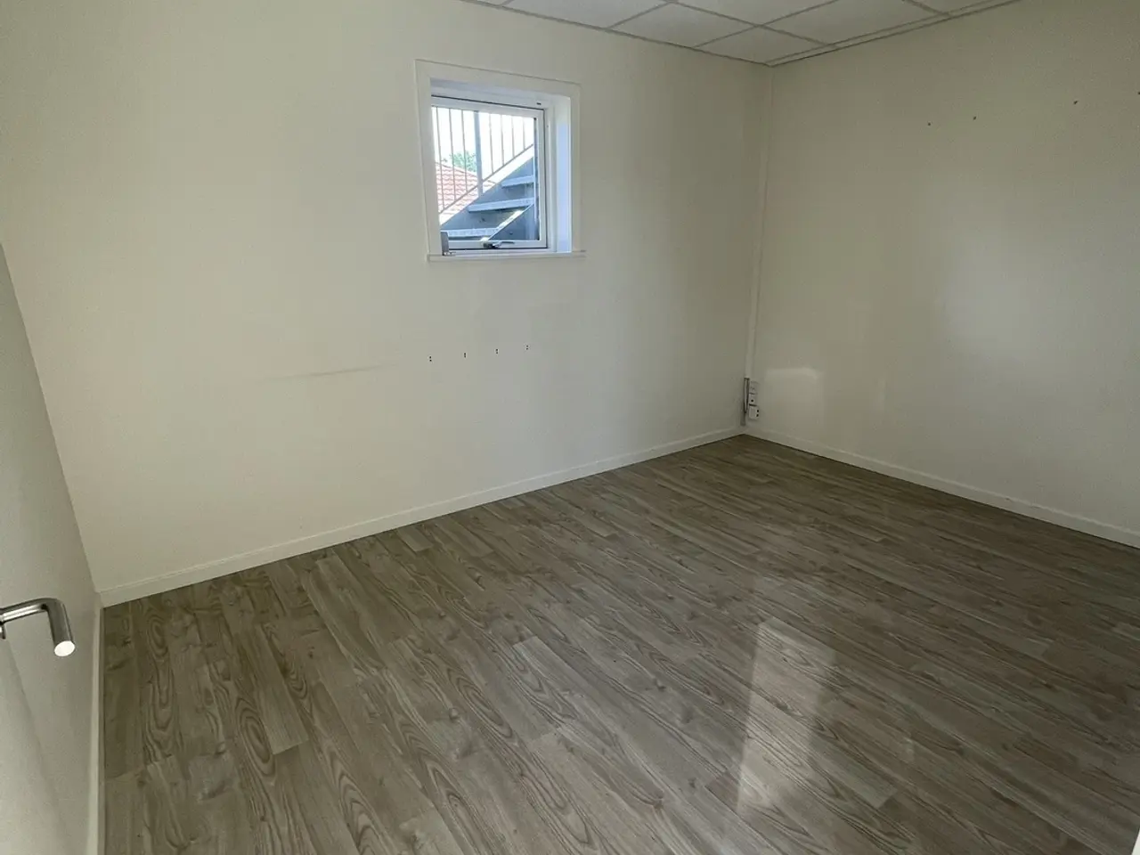 Billede 13 - Central facadebutik med terrasse og store fællesarealer.