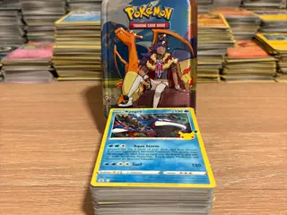 100 Forskellige Pokemonkort og Charizard Tin Æske