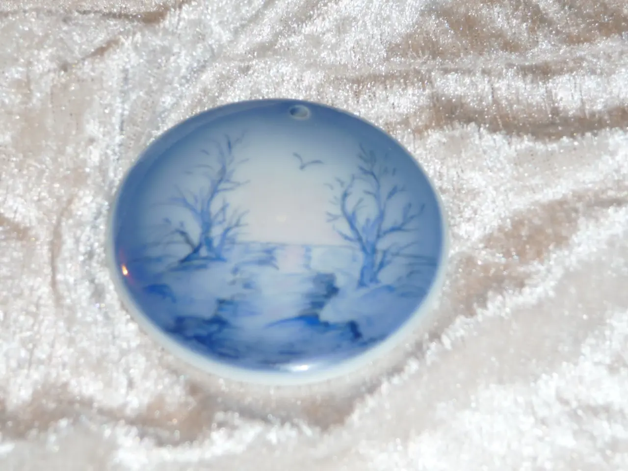 Billede 1 - lille porcelæn medalje eller vedhæng