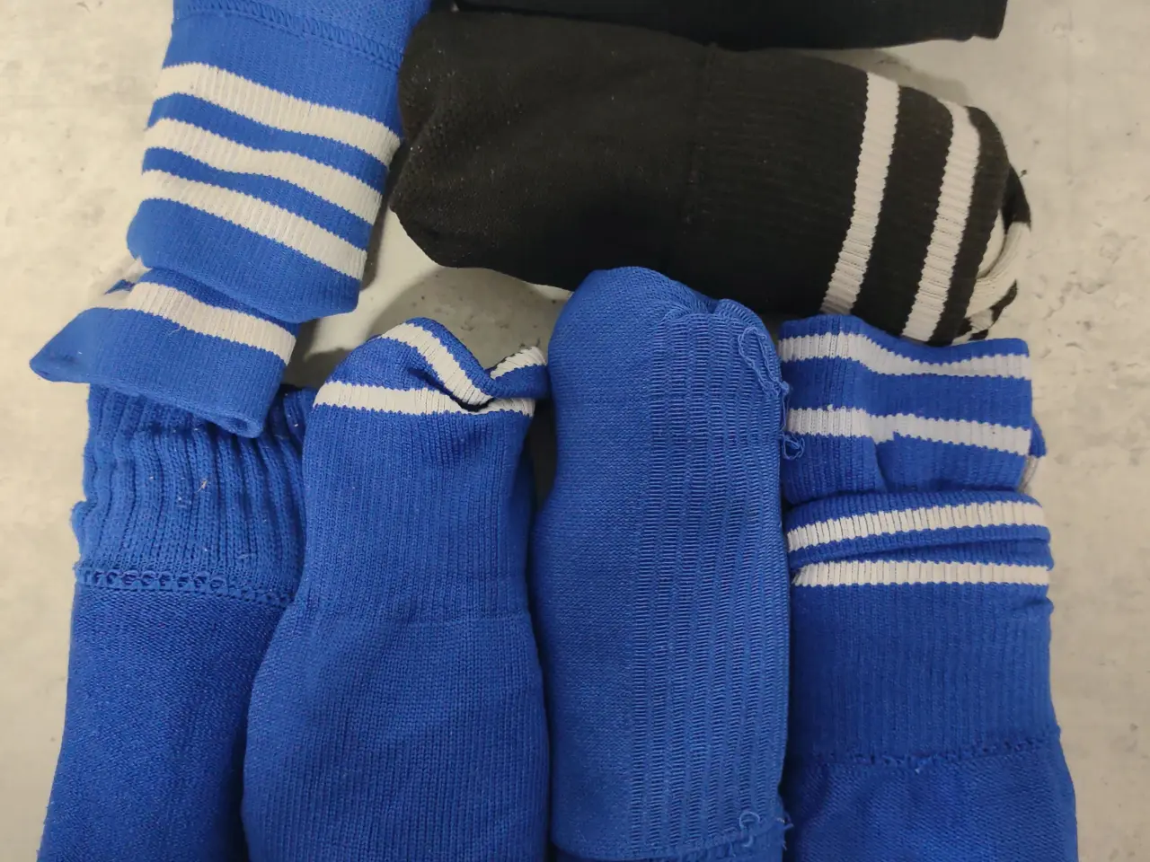 Billede 4 - Benskinner adidas str S og fodboldstrømper