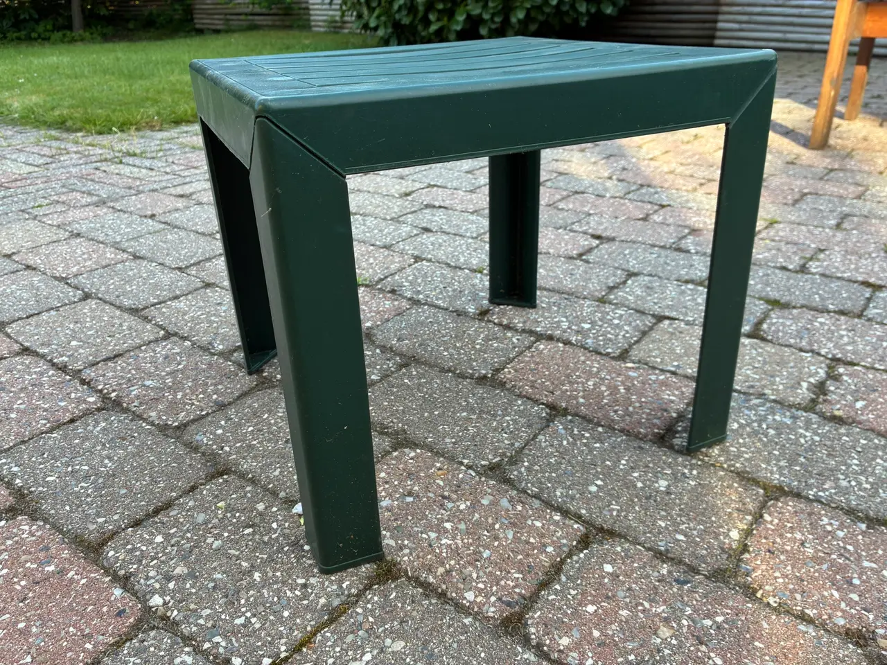 Billede 2 - Lille havebord, grøn plast