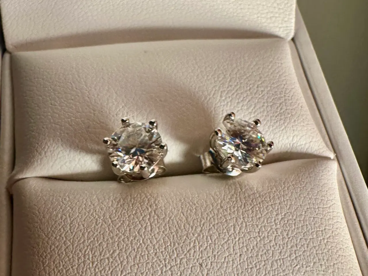 Billede 2 - Nye ørestikker med moissanite og certifikat sælges