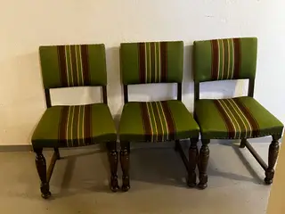 Stole i solidt træ og org betræk.