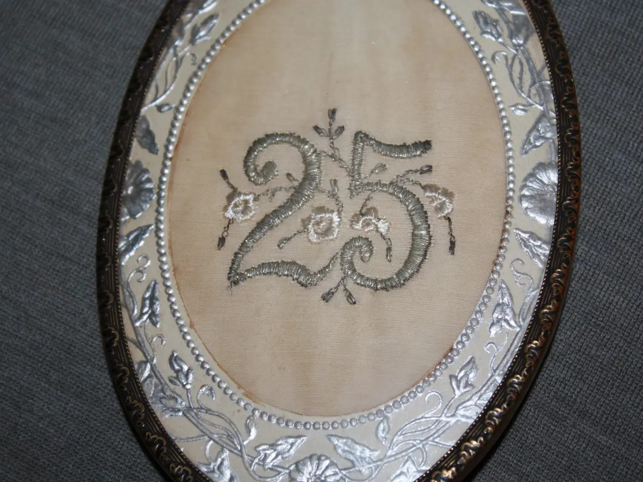 Billede 4 - Gammel broderi 25 sølvbryllup i metal ramme 17 cm 
