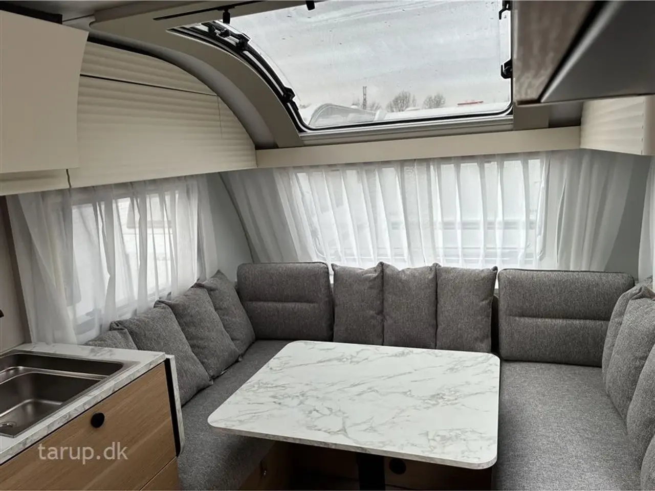 Billede 8 - 2026 - Adria Adora 522 UP Dobbeltsengsvogn, rundsiddegruppe, el-gulv-varme, stort 142L KOMPRESSOR køleskab, TV-holder, stabilisator, Adria Smartbox, glasfibertag
