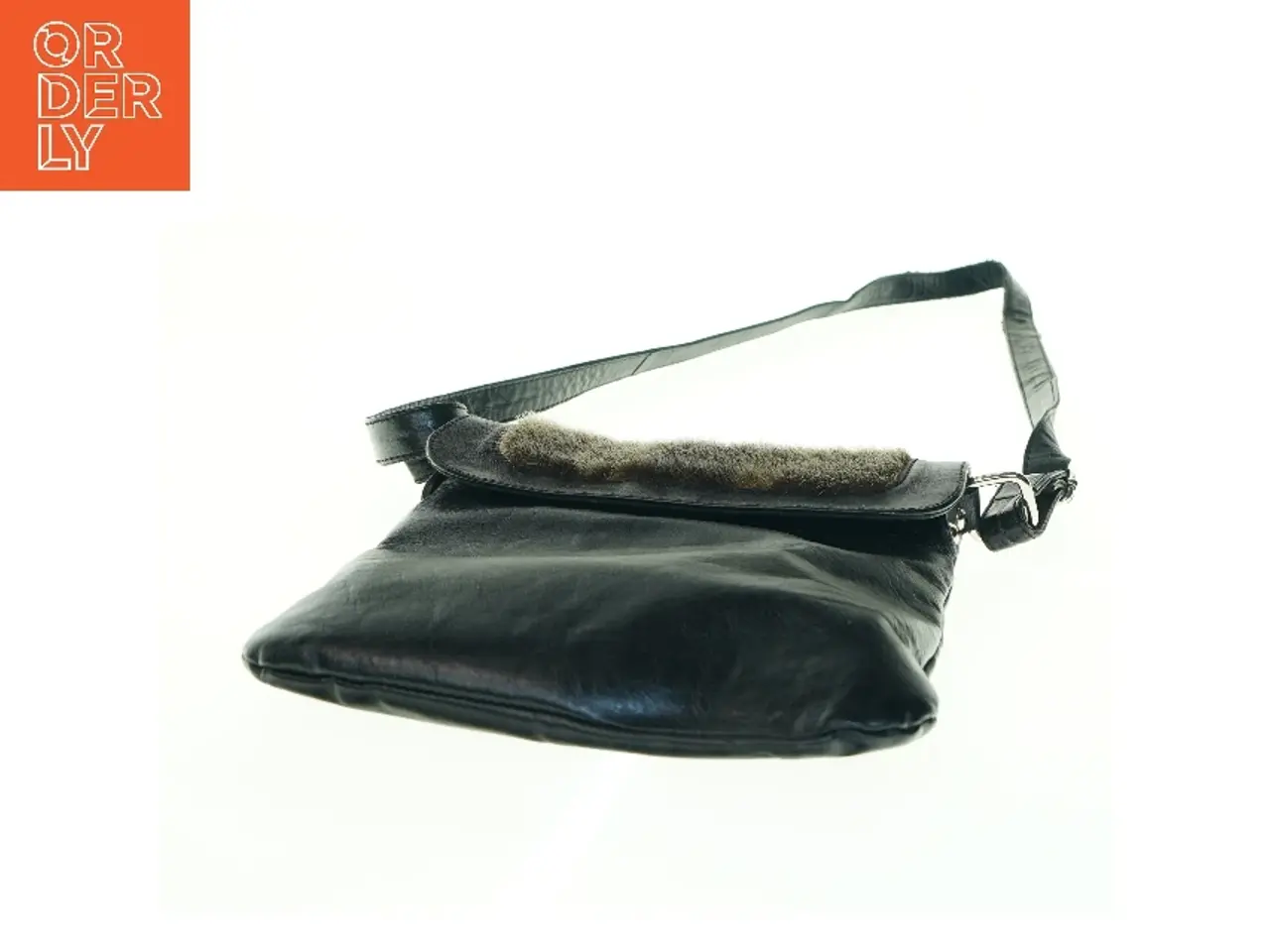 Billede 2 - Sort skuldertaske med pelsdetalje (str. 26 x 22 cm)