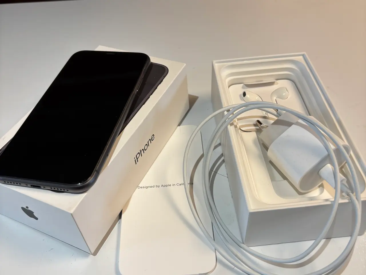 Billede 1 - IPhone 11 pæn med( øretelefon aldrig brugt) lader