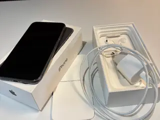 IPhone 11 pæn med( øretelefon aldrig brugt) lader