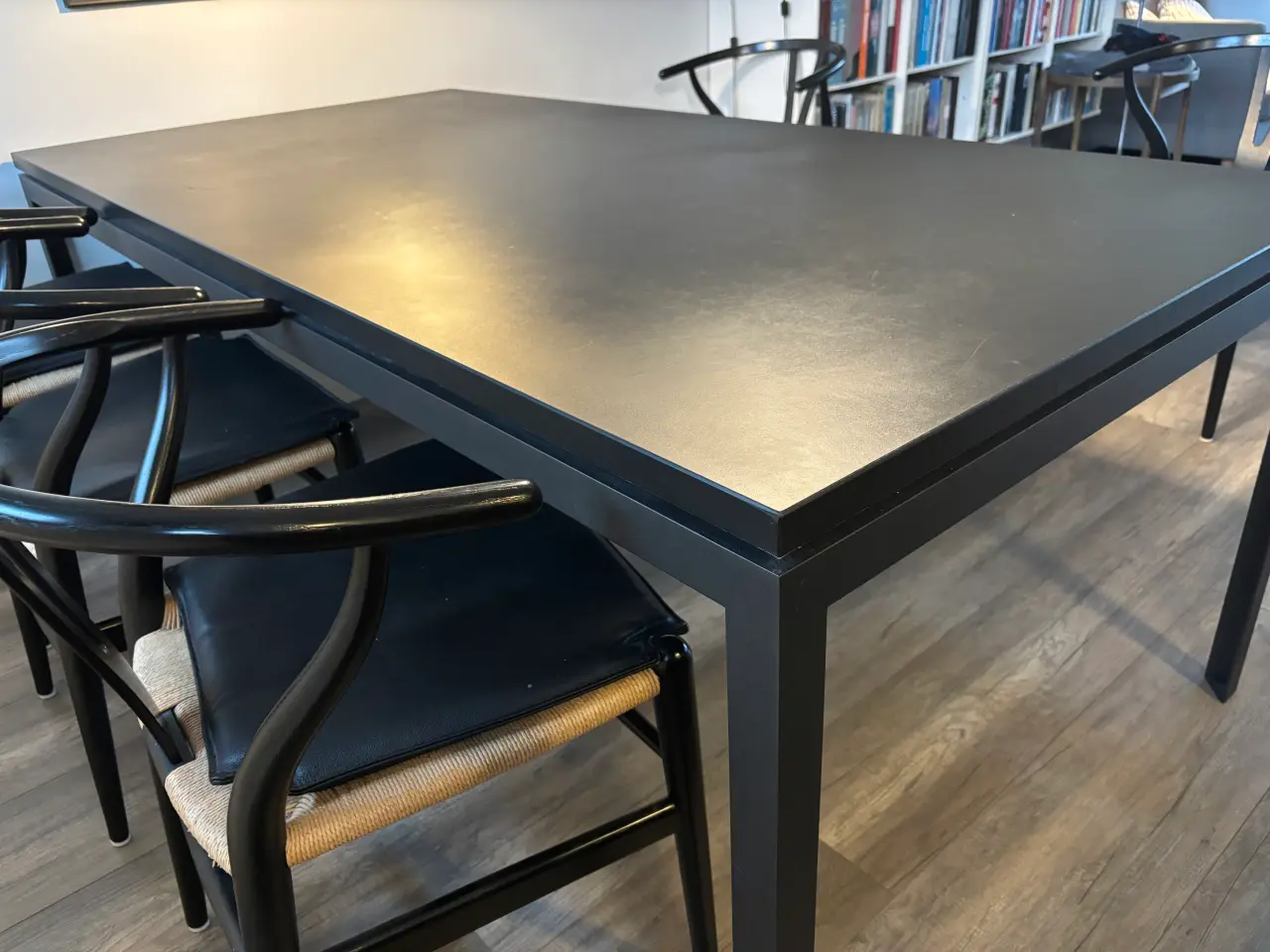 Billede 3 - Rübner spisebord i sort linoleum