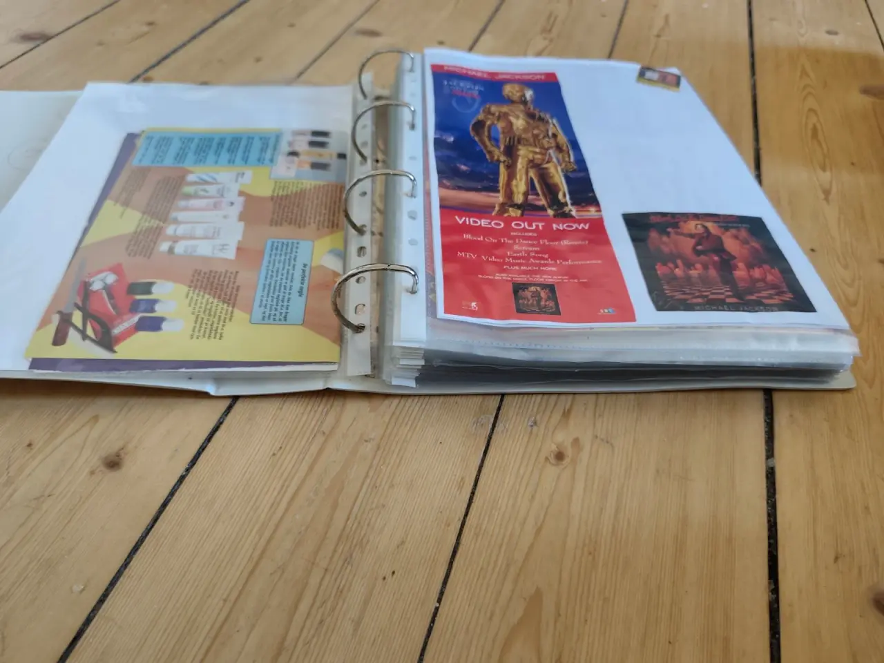 Billede 1 - Hvid ringbind med Michael Jackson