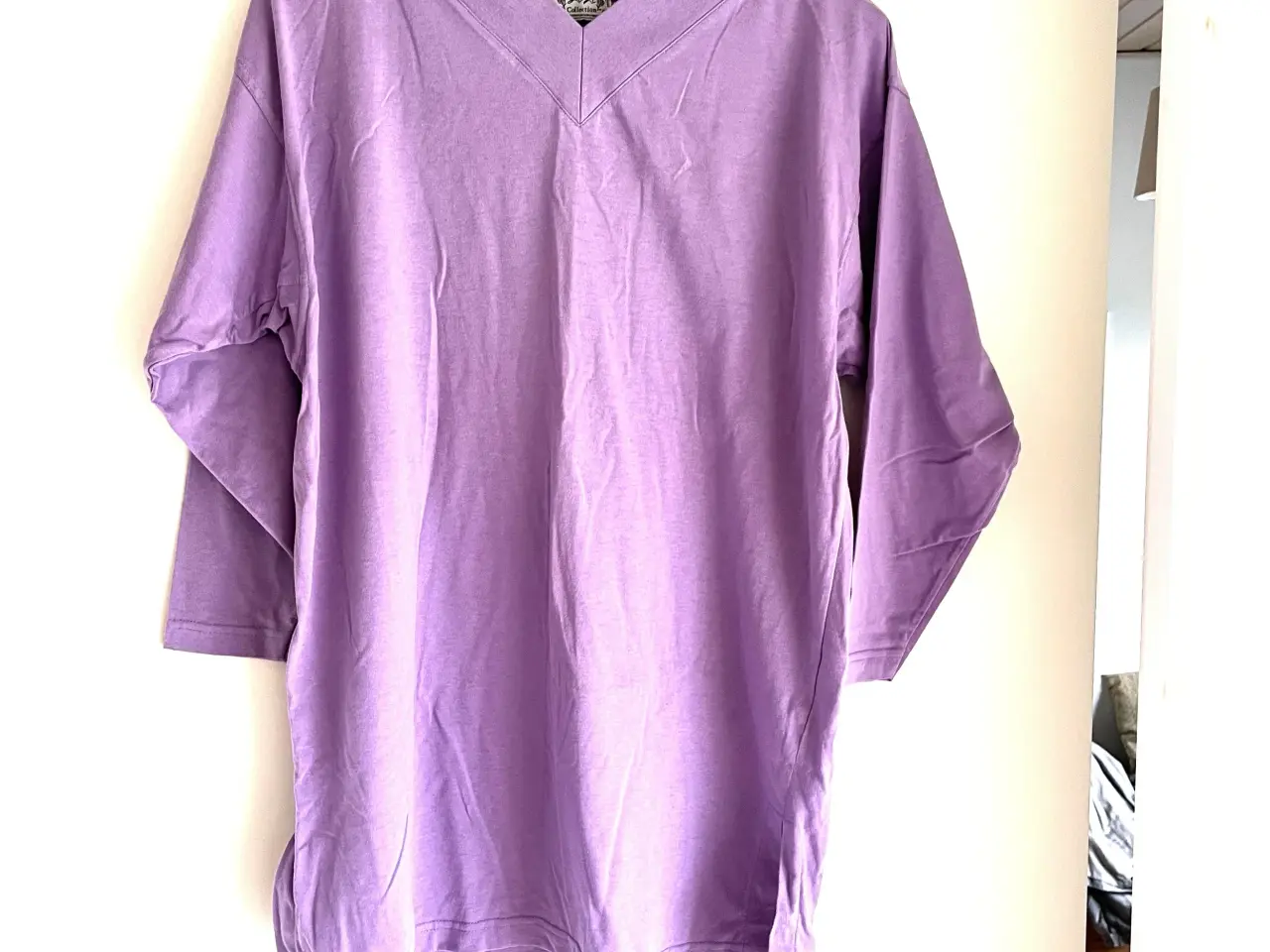 Billede 1 - T-shirt med V-hals