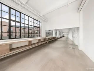 Kontorlejemål på 228 m² beliggende i den karakteristiske Kapselfabrikken.
