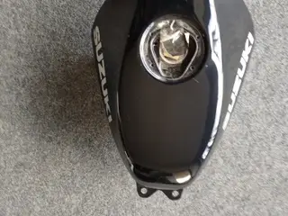 Sort Tank til Suzuki GSX 250 R, i pæn stand. se %